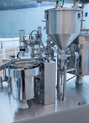 0.5- 80 ml Μηχανή πλήρωσης προγεμισμένης σύριγγας χωρητικότητας Siemens PLC Control System Ένα ακροφύσιο